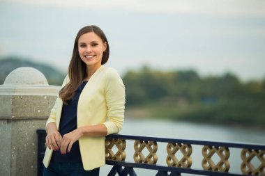 Yaz aylarında açık havada yürüyüş bir sarı ceketli güzel genç kız