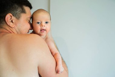yakışıklı genç baba bebek oğlunun kollarına holding