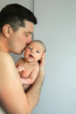 yakışıklı genç baba bebek oğlunun kollarına holding