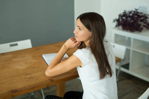 Bela Jovem Sentada Mesa Escritório Com Bloco Notas — Fotografia de Stock