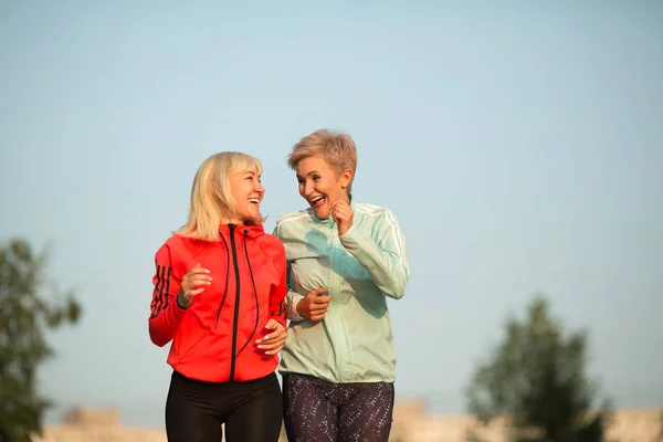 Dos Hermosas Mujeres Ancianas Corriendo Afuera Parque — Foto de Stock