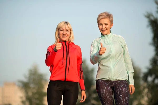 Dos Hermosas Mujeres Ancianas Corriendo Afuera Parque — Foto de Stock