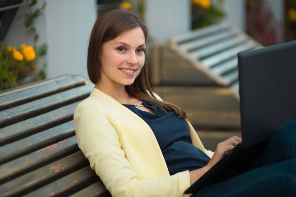 Hermosa Joven Una Chaqueta Amarilla Con Ordenador Portátil Parque Verano — Foto de Stock