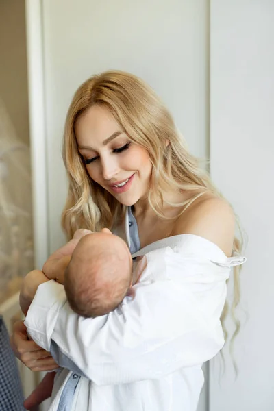 Bela Jovem Mãe Com Cabelo Fluindo Segurando Bebê — Fotografia de Stock
