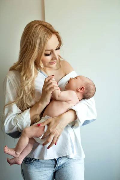 Krásná Mladá Matka Tekoucí Vlasy Drží Dítě — Stock fotografie