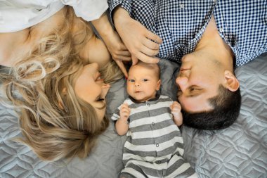 güzel anne anne ve baba yatağa küçük çocuklarla yalan söylüyorsun