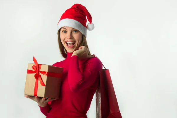 Schönes Junges Mädchen Mit Weihnachtsmann Hut Und Einem Geschenk Den — Stockfoto
