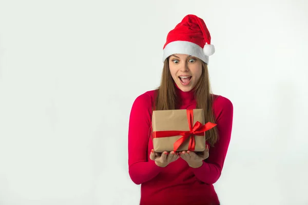 Schönes Junges Mädchen Mit Weihnachtsmann Hut Und Einem Geschenk Den — Stockfoto