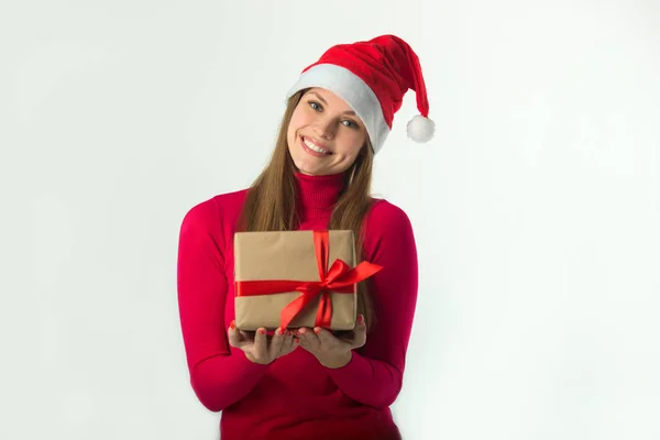 Santa Claus Kalap Szép Fiatal Lány Egy Ajándék Kezében Egy — Stock Fotó