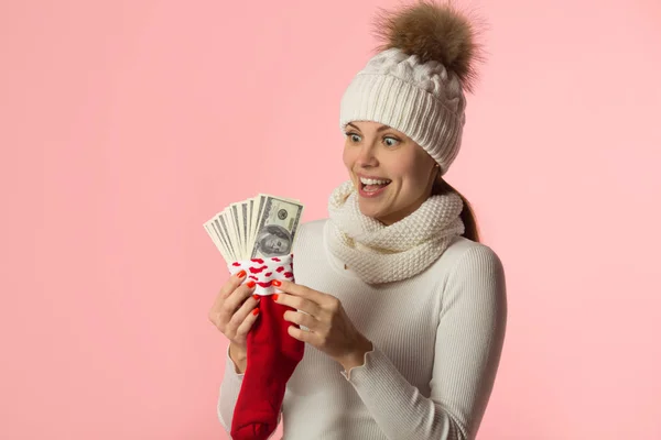 Hermosa Joven Sombrero Invierno Con Calcetines Rojos Con Dinero Mano —  Fotos de Stock