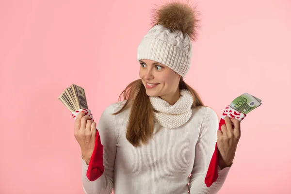 Hermosa Joven Sombrero Invierno Con Calcetines Rojos Con Dinero Mano —  Fotos de Stock