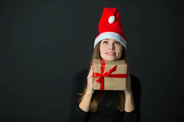 Schönes Junges Mädchen Mit Einem Geschenk Der Hand Auf Schwarzem — Stockfoto