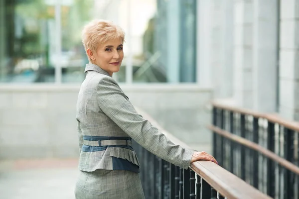 Stijlvolle Moderne Vrouw Met Kort Kapsel Een Pak Buurt Van — Stockfoto