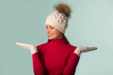 mavi arka plan üzerinde kış şapkalı güzel genç kız