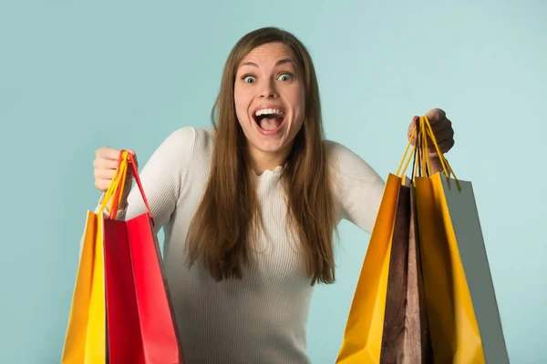 Bela Jovem Segurando Sacos Compras Fundo Azul — Fotografia de Stock