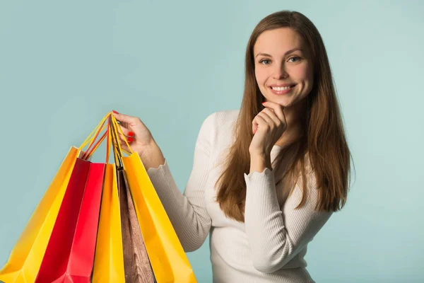 Bela Jovem Segurando Sacos Compras Fundo Azul — Fotografia de Stock