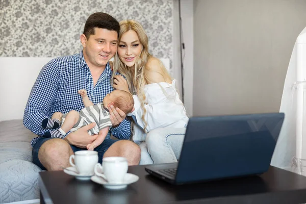 Bela Jovem Família Com Seu Filhinho Seus Braços Casa Olhando — Fotografia de Stock