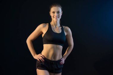 güzel genç atletik kız siyah bir zemin üzerine mükemmel bir rakam ile