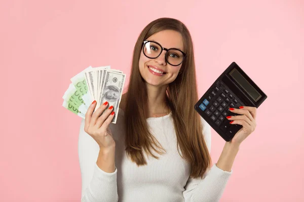Menina Bonita Óculos Com Dinheiro Uma Calculadora Suas Mãos Fundo — Fotografia de Stock