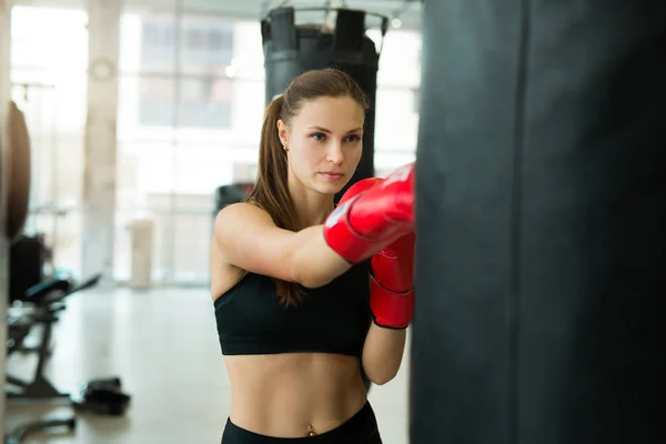 Hermosa Joven Comprometida Entrenamiento Boxeo Gimnasio —  Fotos de Stock