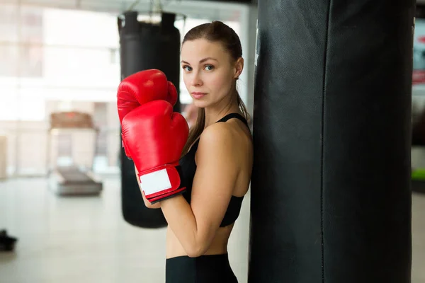 Hermosa Joven Entrenamiento Gimnasio Boxeo —  Fotos de Stock