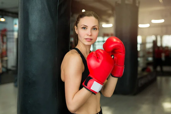 Hermosa Joven Entrenamiento Gimnasio Boxeo —  Fotos de Stock