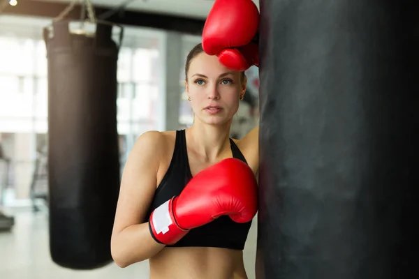 Hermosa Joven Guantes Boxeo Cerca Del Saco Boxeo Gimnasio Entrenamiento —  Fotos de Stock