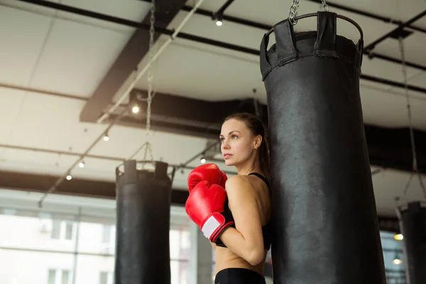 Hermosa Joven Guantes Boxeo Cerca Del Saco Boxeo Gimnasio Entrenamiento —  Fotos de Stock