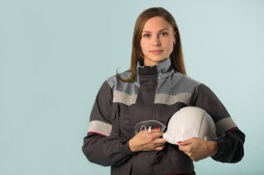 Tulum genç kız güzel bir kask elinde tutar.