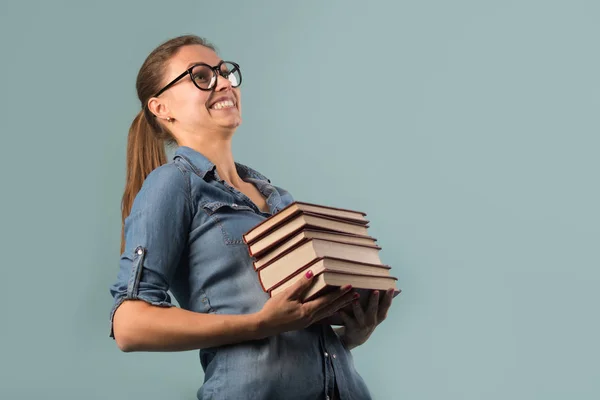 Красива Молода Дівчина Окулярах Тримає Книги Руках Виразами Обличчя — стокове фото