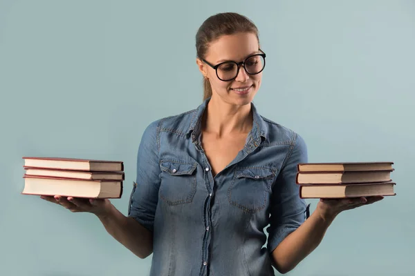 Bela Jovem Com Óculos Segurando Livros Suas Mãos — Fotografia de Stock