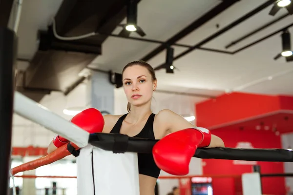 Hermosa Joven Guantes Boxeo Rojo Para Ring Gimnasio —  Fotos de Stock