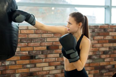 güzel genç kız boks jimnastik salonu devreye girer