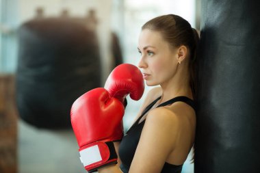 güzel genç kız spor boks eldivenleri ile eğitim yapan