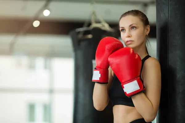 Hermosa Joven Dedicada Entrenamiento Gimnasio Con Guantes Boxeo —  Fotos de Stock