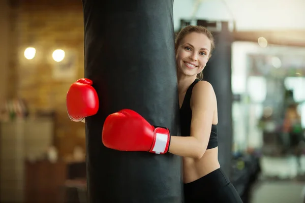 Hermosa Chica Joven Abraza Saco Boxeo Gimnasio —  Fotos de Stock