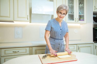 güzel şık kadın mutfakta yemek