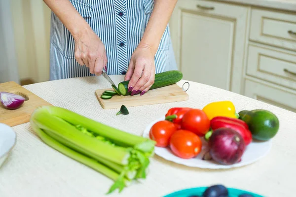 新鮮な野菜のキッチンでサラダを切断女性の手 — ストック写真