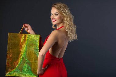 siyah bir zemin üzerine ellerinde paketlerle güzel neşeli kız