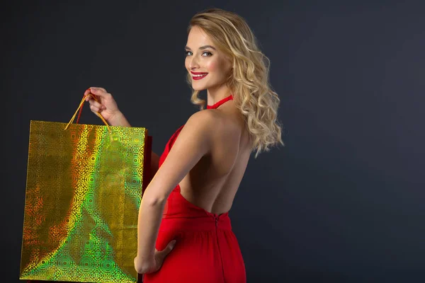 siyah bir zemin üzerine ellerinde paketlerle güzel neşeli kız