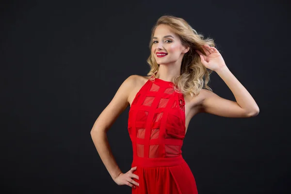 Schöne Junge Mädchen Mit Anmutiger Figur Einem Roten Kleid Auf — Stockfoto