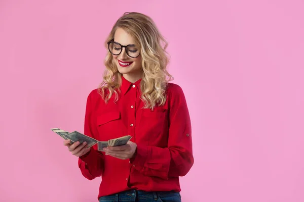 Hermosa Joven Una Camisa Roja Con Dólares Sus Manos Sobre — Foto de Stock