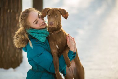 güzel genç kız köpeğini kollarını park holding