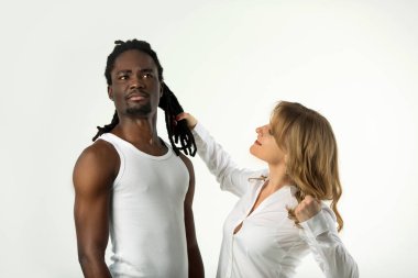 kız ile erkek kavga beyaz arka plan üzerinde portresi