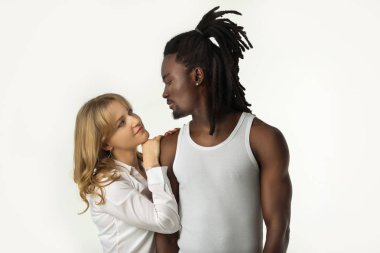 Beyaz arka plan üzerinde erkek ile kız portresi