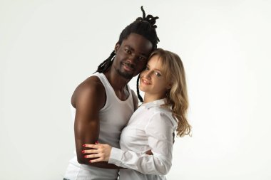 Beyaz arka plan üzerinde erkek ile kız portresi