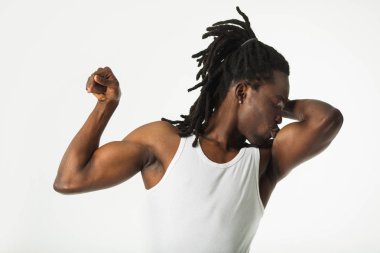 Beyaz bir arka planda kaslı dreadlocks saçlı yakışıklı şık Afrika adam