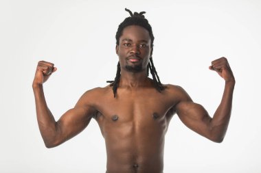 Beyaz bir arka plan üzerinde dreadlocks saçlı yakışıklı şık Afrika adam