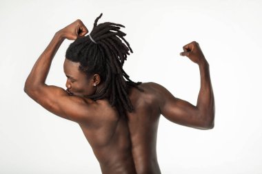 Beyaz bir arka planda kaslı dreadlocks saçlı yakışıklı şık Afrika adam