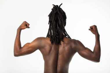 Beyaz bir arka planda kaslı dreadlocks saçlı yakışıklı şık Afrika adam
